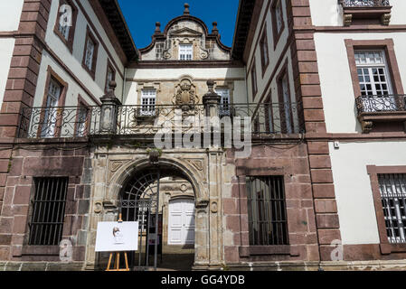 Fall de Cultura oder Kulturzentrum in dem malerischen Dorf von Baztan, Navarra, Nordspanien Stockfoto