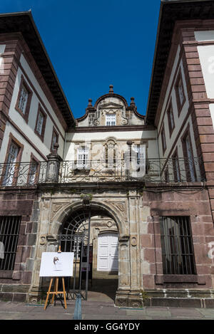 Fall de Cultura oder Kulturzentrum in dem malerischen Dorf von Baztan, Navarra, Nordspanien Stockfoto