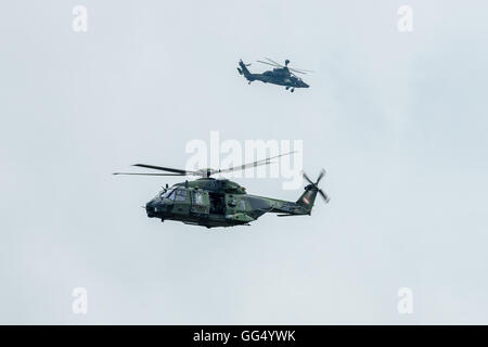 Hubschrauber NH90 (Vordergrund) und Eurocopter Tiger (Hintergrund) des deutschen Heeres. Demonstrative Leistung. Stockfoto