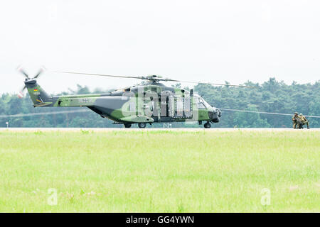 Hubschrauber NH90 der Bundeswehr. Demonstrative Leistung. Stockfoto