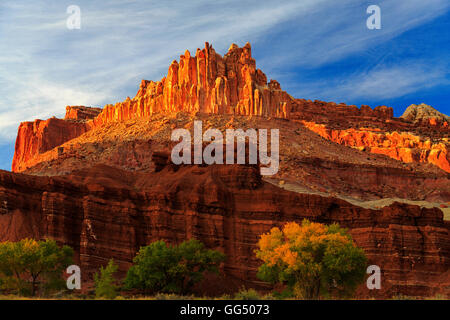 Dabei schoss die am späten Nachmittag Sonne leuchtet "The Castle" Bildung, die Signatur Bildung von Capitol Reef National Park, Utah Stockfoto