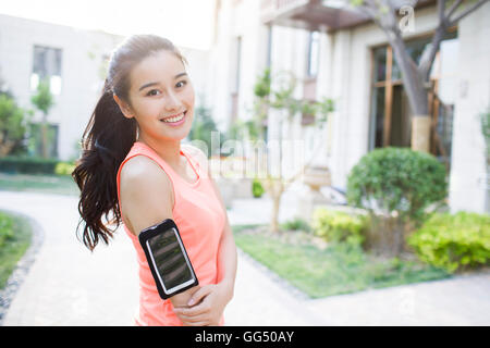 Glückliche junge Chinesin, die Ausübung am Morgen Stockfoto