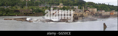 Willamette Falls Papierfabriken Industriegebiet entlang Willamette River zwischen Oregon City und West Linn Panorama Stockfoto