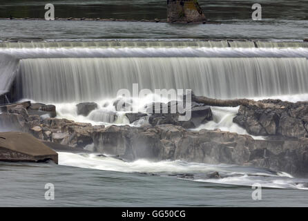 Willamette Falls entlang Willamette River zwischen Oregon City und West Linn Closeup Stockfoto