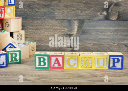 Backup Wort auf Holztisch Stockfoto