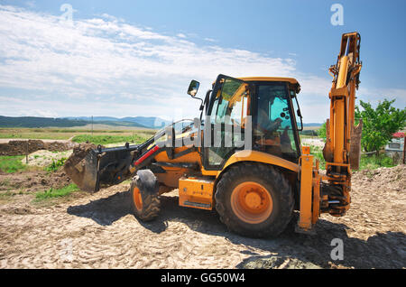 Bagger arbeiten auf dem Boden. Gebäudeentwurf. Stockfoto