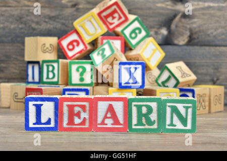 Lernen Sie Wort auf Holztisch Stockfoto