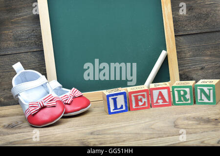 Schulleitung und Wort lernen auf Holztisch Stockfoto