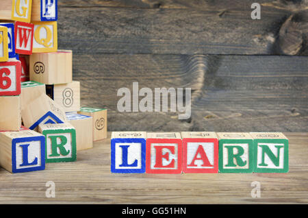 Lernen Sie Wort auf Holztisch Stockfoto