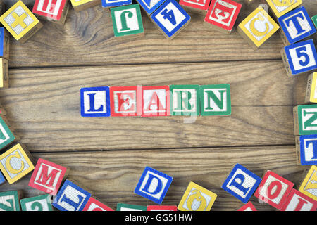 Lernen Sie Wort auf Holztisch Stockfoto