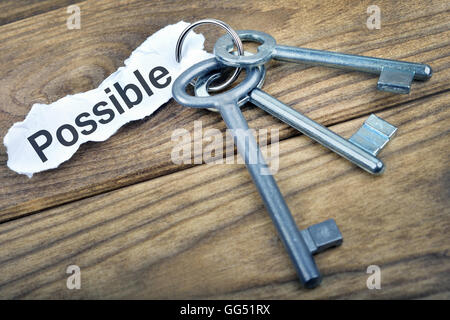 Schlüssel mit Nachricht möglich auf Holztisch Stockfoto