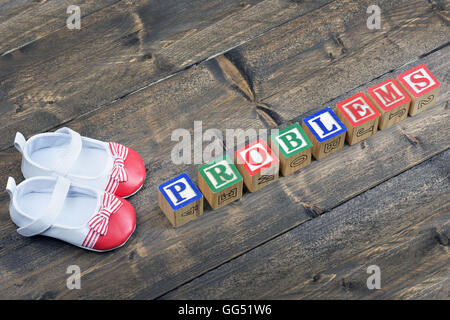 Kinder Schuhe und Textaufgaben auf Holztisch Stockfoto