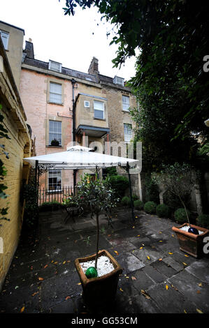 Kleiner Garten im Innenhof auf der Rückseite eines Stadthauses in Bath UK Stockfoto