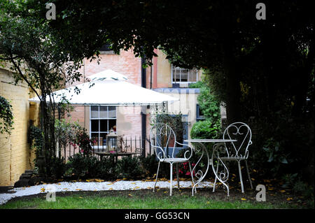 Kleiner Garten im Innenhof auf der Rückseite eines Stadthauses in Bath UK Stockfoto