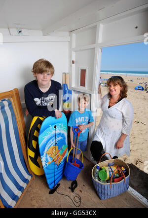 Eine Familie bei ihrer Woolacombe Strandhütte in North Devon UK Stockfoto