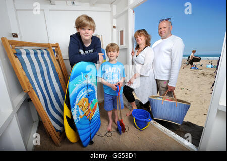 Eine Familie bei ihrer Woolacombe Strandhütte in North Devon UK Stockfoto