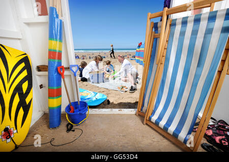 Eine Familie bei ihrer Woolacombe Strandhütte in North Devon UK Stockfoto