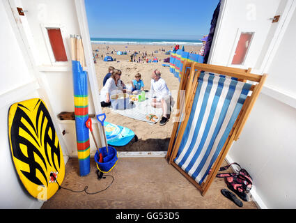 Eine Familie bei ihrer Woolacombe Strandhütte in North Devon UK Stockfoto