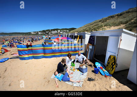 Eine Familie bei ihrer Woolacombe Strandhütte in North Devon UK Stockfoto