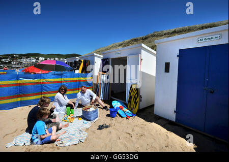 Eine Familie bei ihrer Woolacombe Strandhütte in North Devon UK Stockfoto