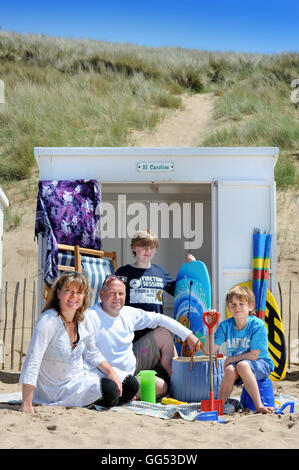 Eine Familie bei ihrer Woolacombe Strandhütte in North Devon UK Stockfoto