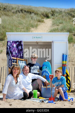 Eine Familie bei ihrer Woolacombe Strandhütte in North Devon UK Stockfoto