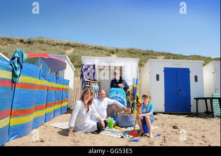 Eine Familie bei ihrer Woolacombe Strandhütte in North Devon UK Stockfoto