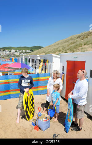 Eine Familie bei ihrer Woolacombe Strandhütte in North Devon UK Stockfoto