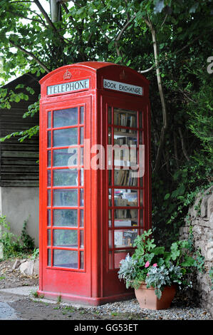 Eine stillgelegte Telefonzelle als einen Büchertausch im Dorf Llangrove in Herefordshire UK Stockfoto