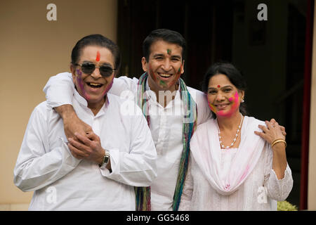 Familie feiern Holi Stockfoto
