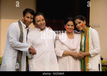 Familie feiern Holi Stockfoto