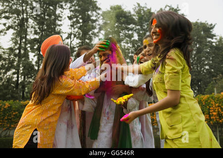 Freunde feiern Holi Stockfoto
