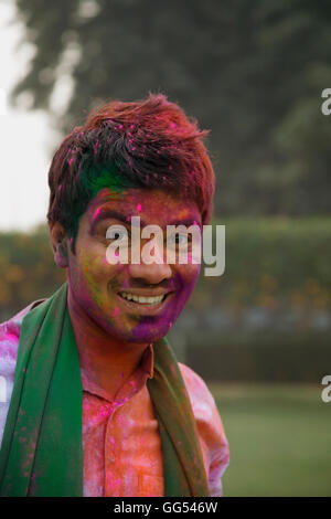 Mans Gesicht bedeckt mit Holi Farben Stockfoto