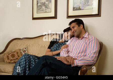 Paar sitzen zusammen auf einer couch Stockfoto
