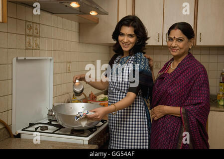 Porträt der Frau in der Küche kochen Stockfoto