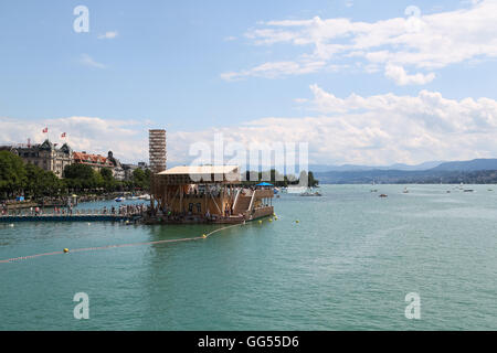 Die Manifesta Pier am Zürichsee in Zürich, Schweiz, an einem heißen Sommertag. Stockfoto