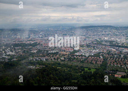 Der Blick über Zürich Stadtzentrum von der Spitze der Üetliberg in der Schweiz. Stockfoto