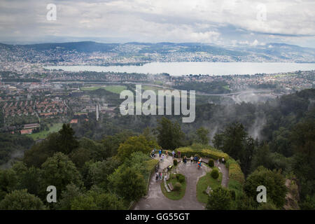 Der Blick über den Zürichsee und Zürich Stadtzentrum von der Spitze der Üetliberg in der Schweiz. Stockfoto