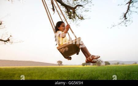 Mädchen auf einer Schaukel Stockfoto, Bild: 25489432 - Alamy