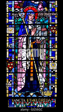 London, England, Vereinigtes Königreich. St. Etheldreda Kirche in Ely Place, alte Kapelle von Bischof von Ely. Glasmalerei-Fenster: Ostfenster Stockfoto