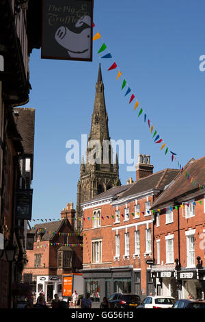 Großbritannien, England, Staffordshire, Lichfield, Tamworth Straße, Str. Marys Turmspitze über Stadt Zentrum Geschäfte Stockfoto