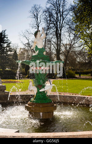 Großbritannien, England, Staffordshire, Lichfield, Museum Gärten, Kanzler Recht ornamental bemalte gusseiserne Brunnen Stockfoto