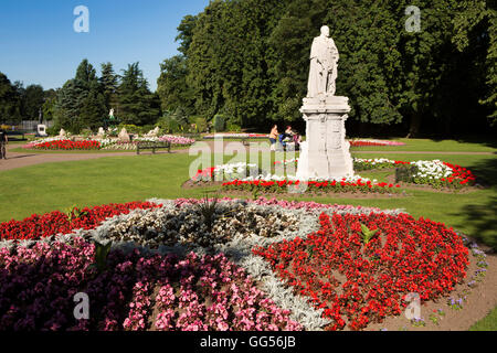 Großbritannien, England, Staffordshire, Lichfield, Museum Gärten, Blumen Einpflanzen und Statue von Edward VII. Stockfoto