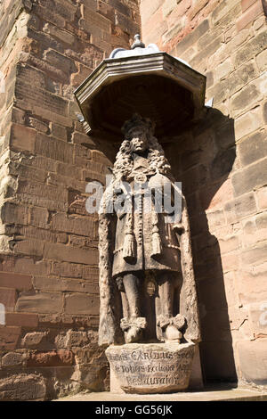 Großbritannien, England, Staffordshire, Lichfield, Kathedrale, erodierten Statue von Charles II von vorne während der Restaurierung entfernt Stockfoto