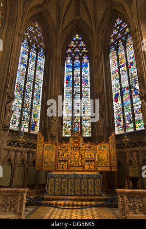 Großbritannien, England, Staffordshire, Lichfield, Dom, Marienkapelle, die C16th Herkenrode Fenster und altar Stockfoto