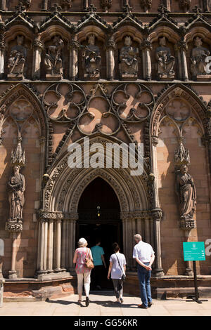 Großbritannien, England, Staffordshire, Lichfield, Kathedrale, Westfront, Besucher, die Tür Stockfoto