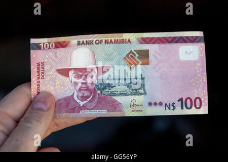 Namibia Namibia-Dollar-Währung. N$ 100 Darstellung Kaptein Hendrik Witbooi, Chef des ǀKhowesin Menschen, die Arme Agai nahm Stockfoto