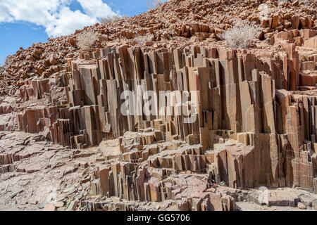 Damaraland Namibia Orgelpfeifen, natürliche Felsformation in der Nähe von Doro Nawas.  Auswarfen Säulen durch Erosion ausgesetzt. Die sechseckige form Stockfoto