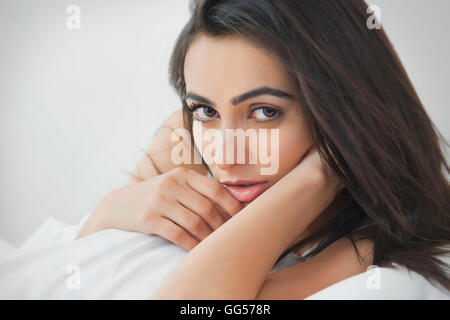 Close-up Portrait der schönen jungen Frau Entspannung im Schlafzimmer Stockfoto