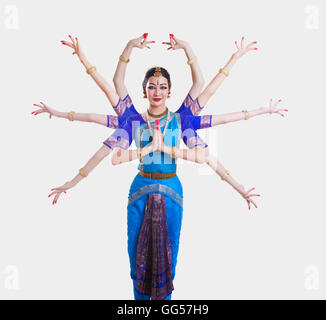 Porträt des Bharatanatyam-Tänzerin mit mehreren Mudras auf weißem Hintergrund Stockfoto